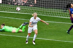  里昂女足四连冠创历史新纪录  