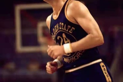  曼城女足创历史，首夺英超联赛冠军  