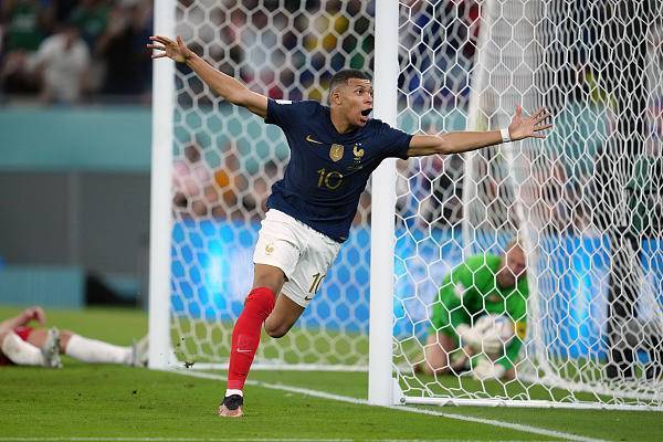  姆巴佩梅开二度，刷新法甲单赛季进球纪录  